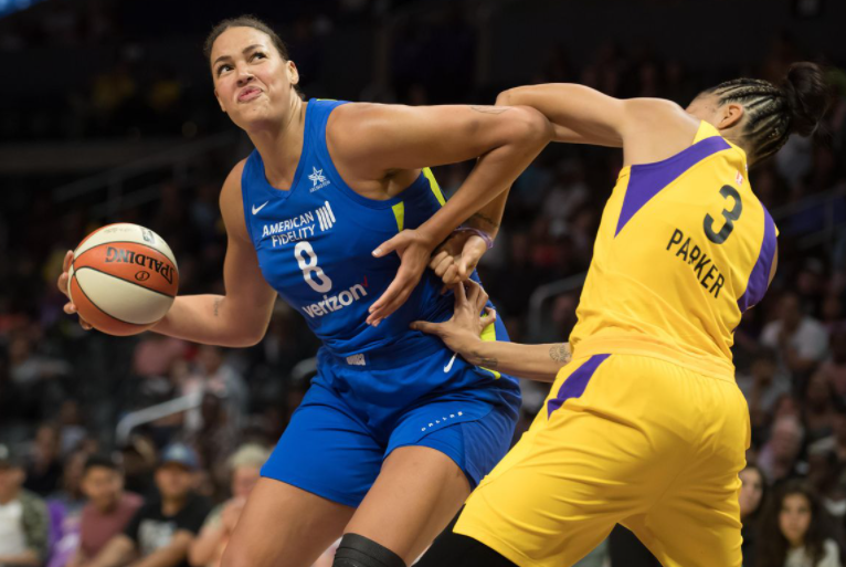 Liz Cambage against the opponent