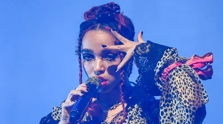 FKA Twigs, a famous ѕіngеr, ѕоngwrіtеr, dancer, рrоduсеr, dіrесtоr, and actress