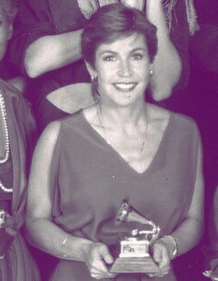 Helen Reddy with Grammy Award