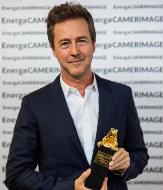 Edward Norton with award 