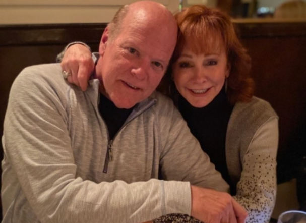 Reba McEntire sort avec l'acteur Rex Linn