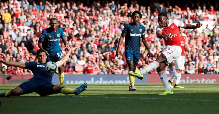 Danny Welbeck against the opponent