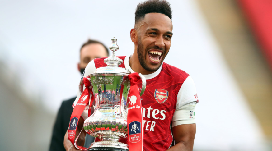 Pierre-Emerick Aubameyang Lifting the Trophy