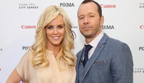 Jenny McCarthy - Bio, Net Worth, Age, Facts, Wiki, Affair, Husband, Family