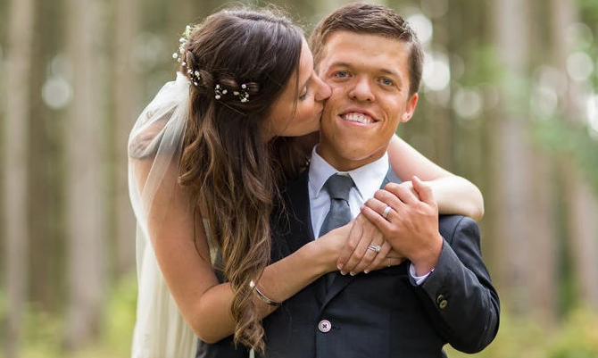 Tori Roloff kissing her husband, Zachary Roloff