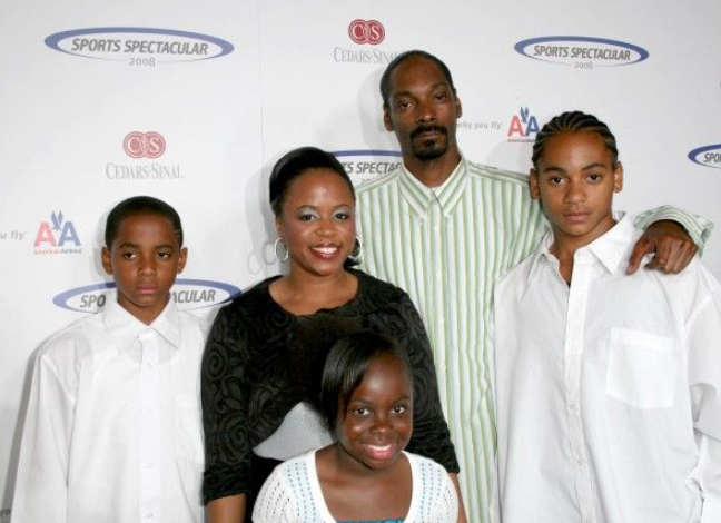 Snoop Dogg with his wife, Shante Taylor and their kids