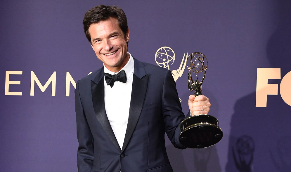 Jason Bateman hoding award