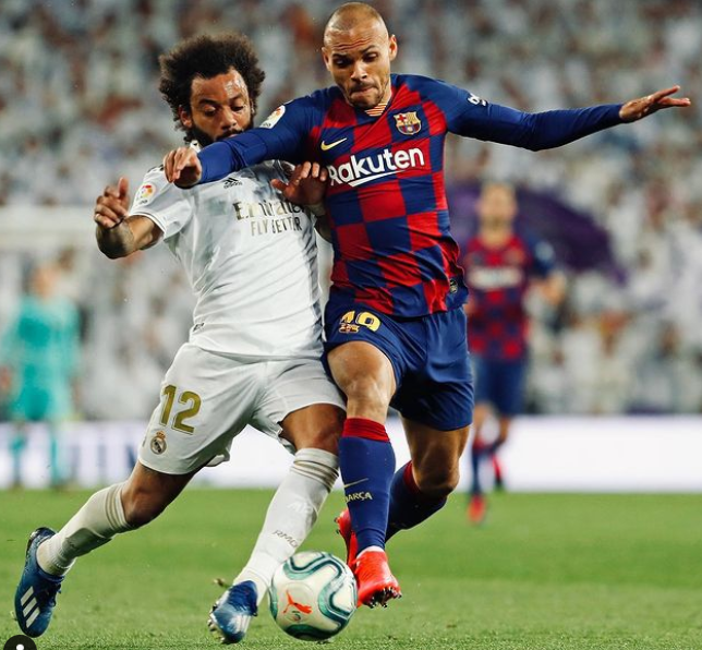 Martin Braithwaite facing against the opponent player