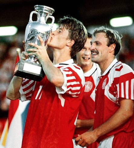 Brian Laudrup Kissing The Award