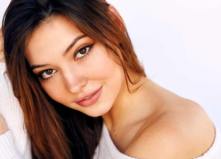 Madelyn Cline Bio, Net Worth, Boyfriend, Facts, Age, Height, Outer