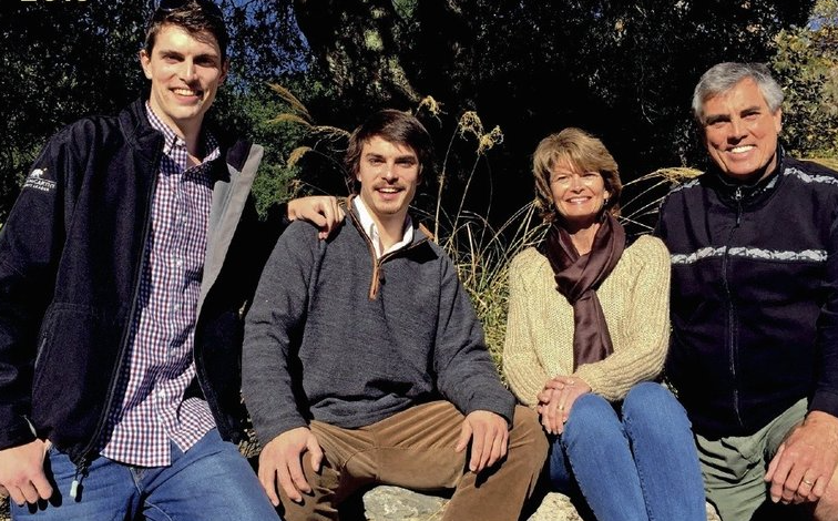 Lisa Murkowski With Her Husband and Childrens 1