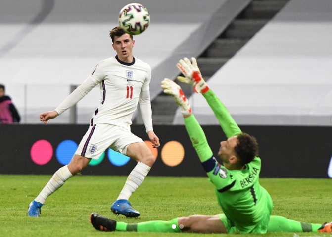 Mason Mount Scoring The Goal Against The Goalkeeper