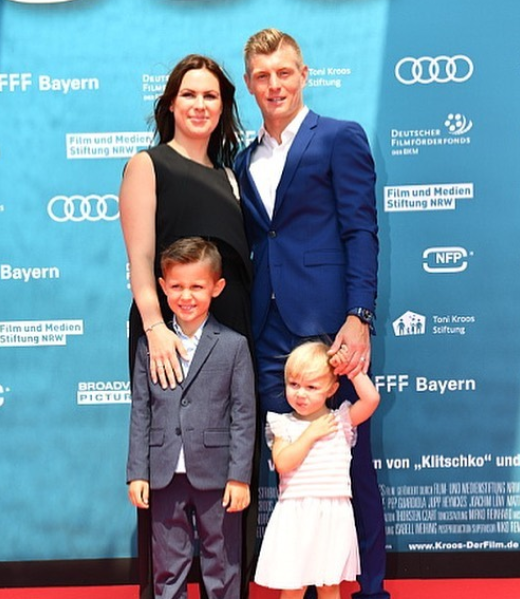 Toni Kroos with his wife and their kids