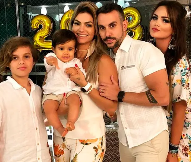 Kelly Key and Mico Freitas with their kids