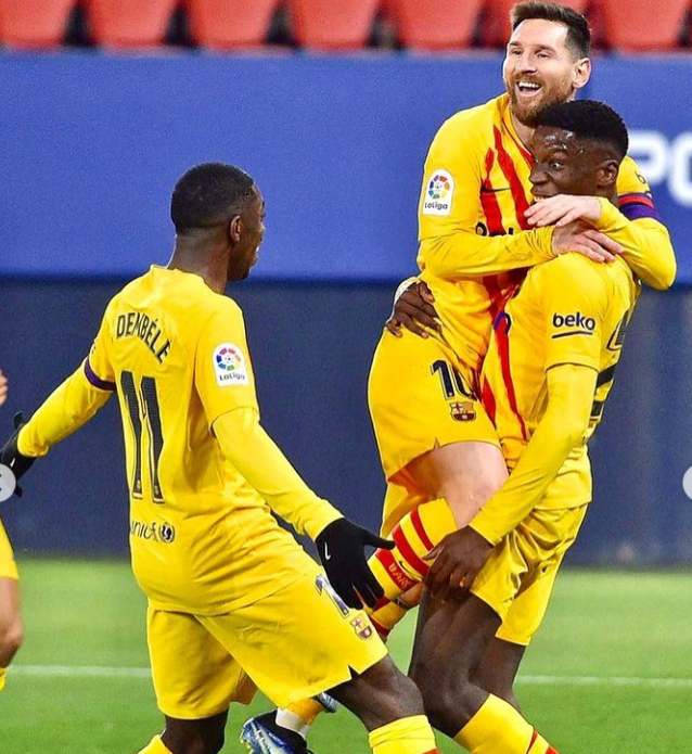 Ilaix Moriba alongside Lionel Messi and Ousmane Dembélé After a goal