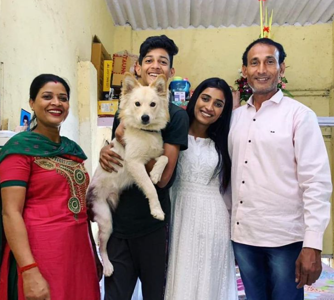 Manya Singh with her father, mother and brother