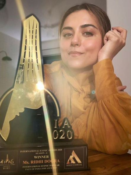 Ridhi Dogra With Her Award