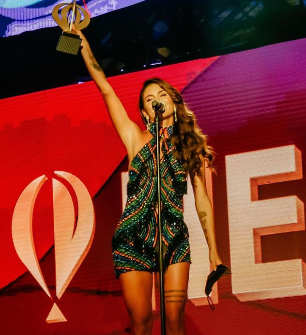 Greeicy Rendon With Award