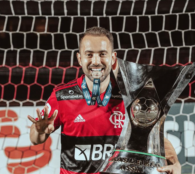 Everton Ribeiro Holding Trophy