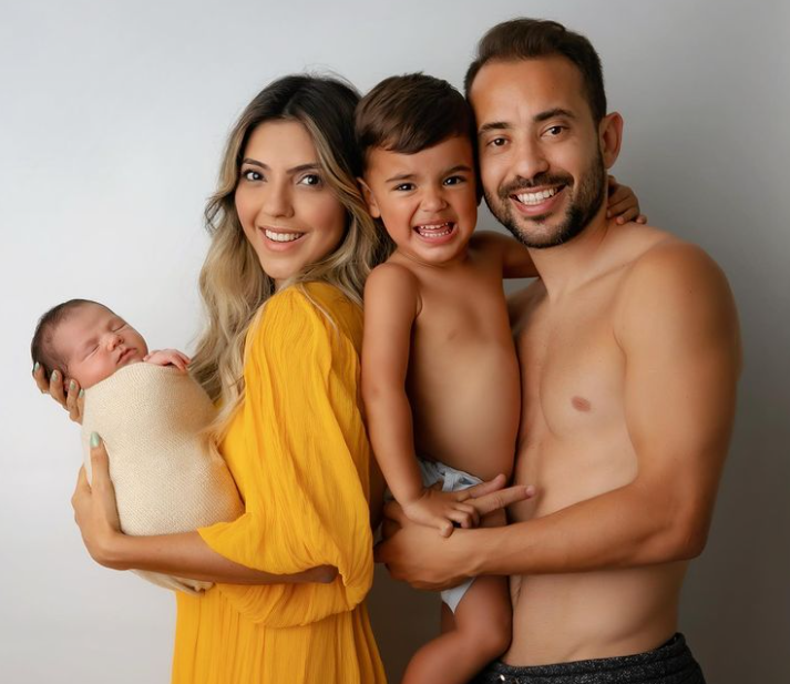 Everton Ribeiro with his wife and their kids