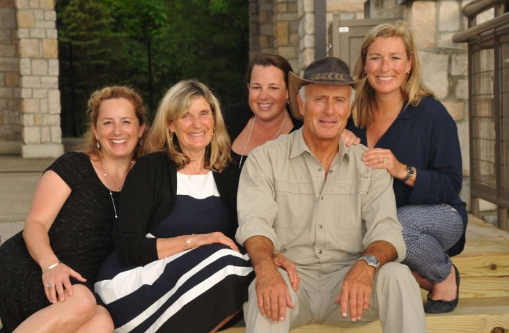 Jack Hanna withhis wife, Suzi Egli and their three daughters