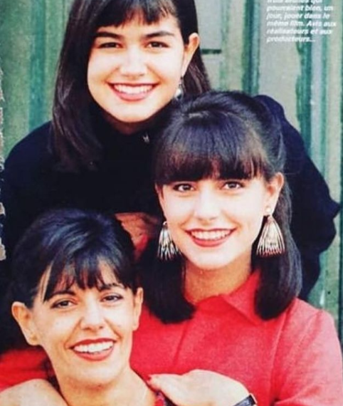 Helena Noguerra with her mother and sister