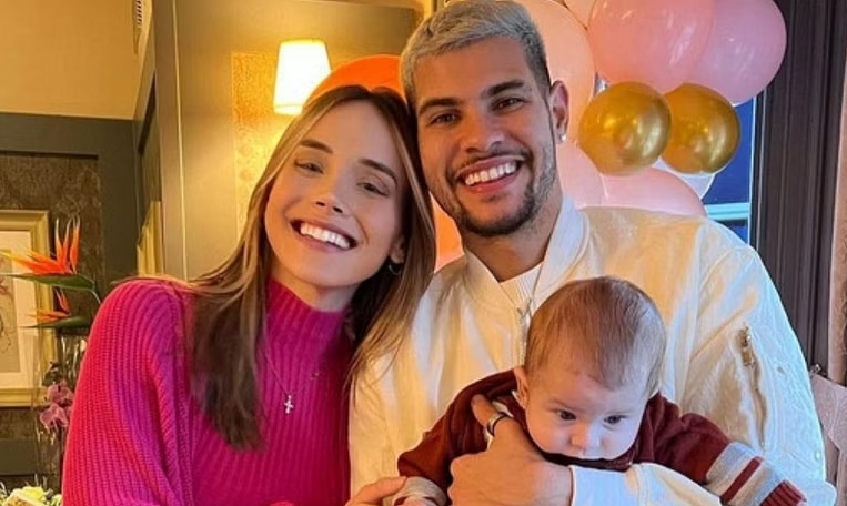 Bruno Guimarães with his wife, Ana Lidia Martins and their son
