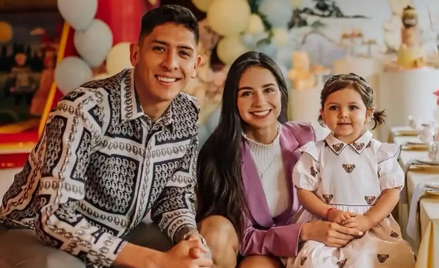 Edson Álvarez with his wife, Sofia Taoche and their daughter