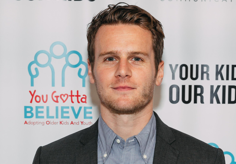 Jonathan Groff Bio, Net Worth, Age, Gay, Partner, Broadway, Shows