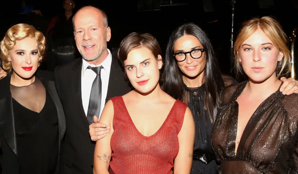 Tallulah Willis (Center) with her parents and siblings